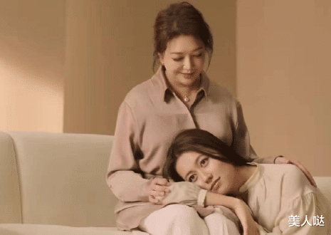 穿衣搭配 江珊携女儿拍广告，25岁女儿长相大气和高曙光似复制粘贴，一点没遗传江珊的美貌