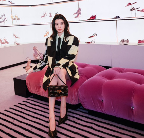 奚梦瑶现身某品牌活动，产子后生育代价“太大”！双腿变成这样？