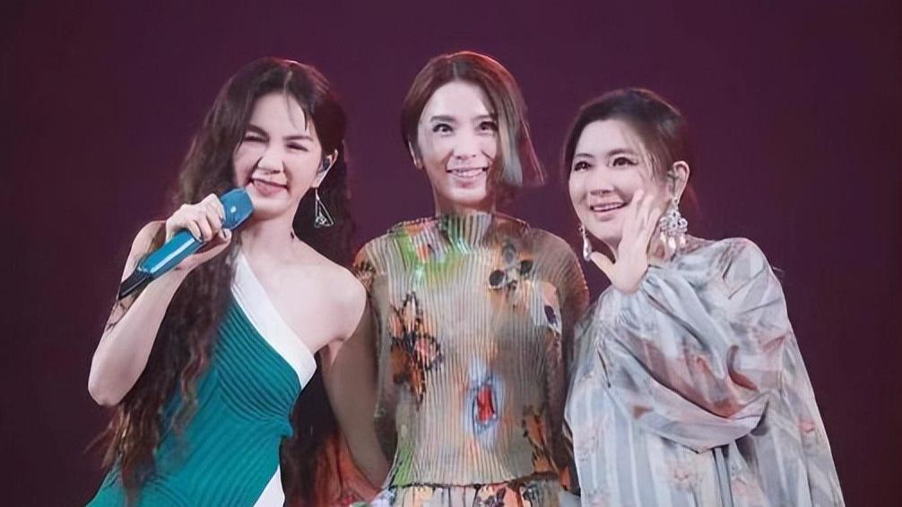 Selina挺8个月孕肚助阵田馥甄，SHE时隔四年再合体，网友：爷青回