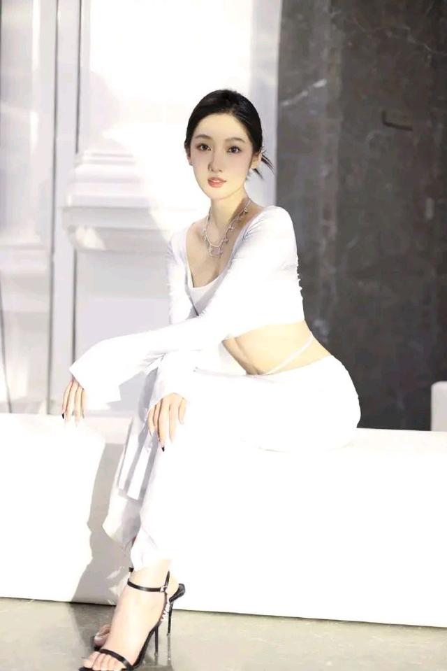 都美竹|都美竹出席国际时装周正式出道，精修图生图对比，判若两人