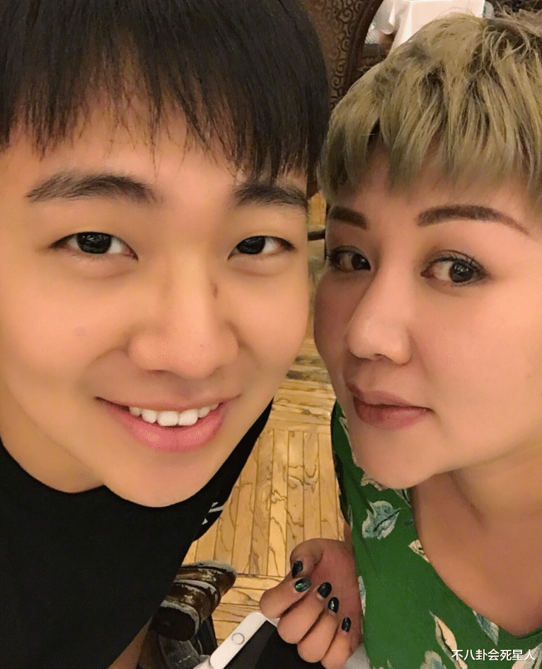 这3位和继母关系亲密的星二代,背后各有各的心酸