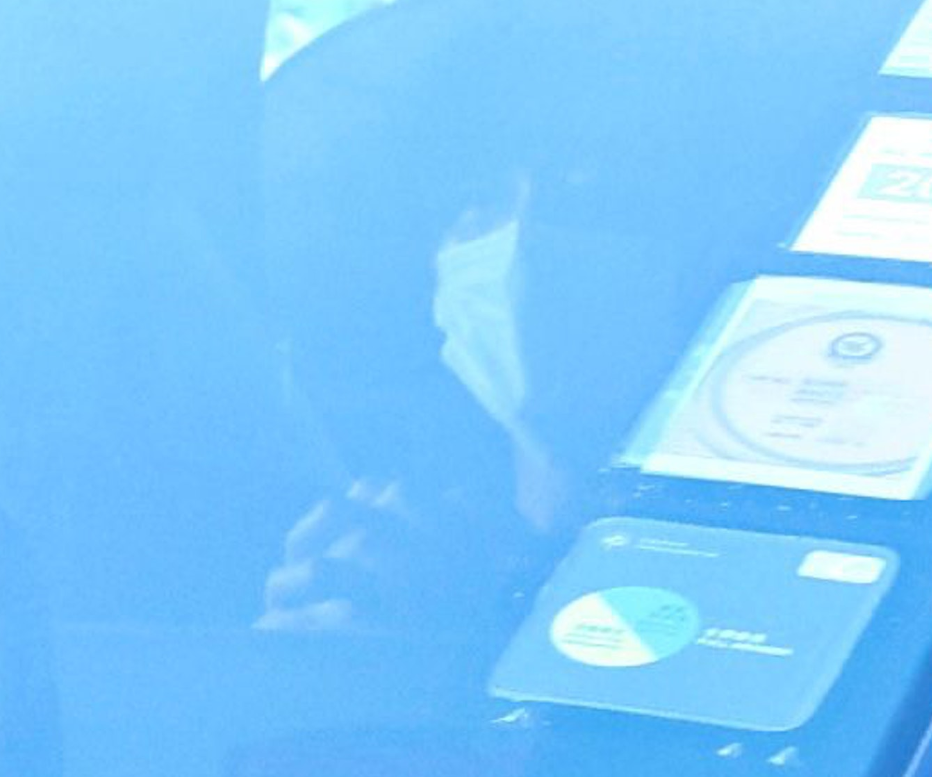 刘德华父亲葬礼，刘德华一家三口现身灵堂，紧牵妻子和女儿的手