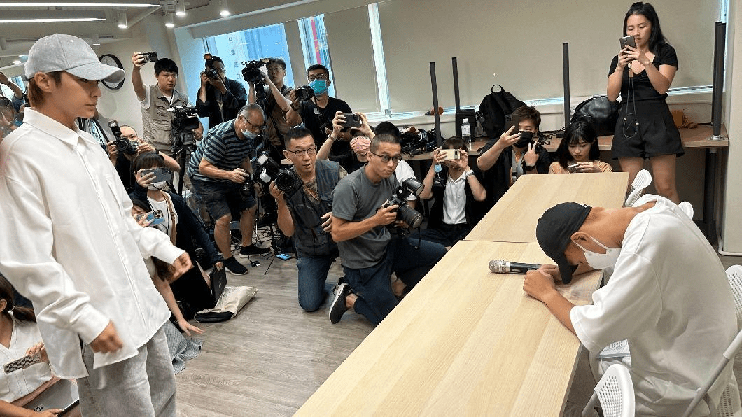 炎亚纶带7人硬闯耀乐记者会!现场逼宫求原谅失败,当场飙泪狂哭