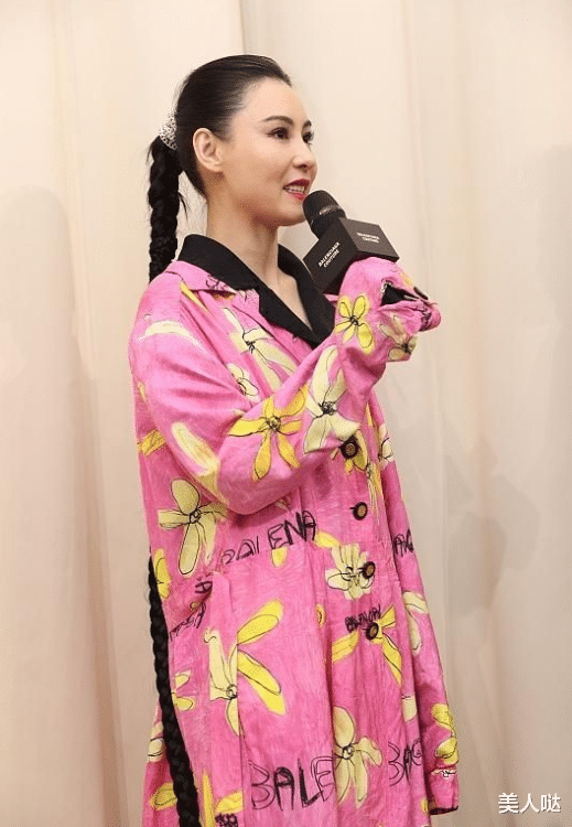 43岁的张柏芝脸也崩了？生图下脸部肿胀双眼凹陷，穿印花睡衣亮相大翻车