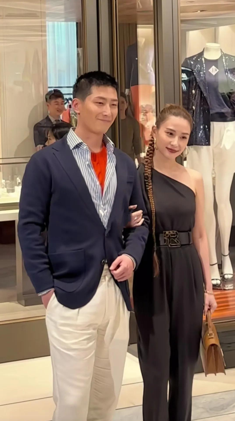 何超莲|90后何超莲裹着丝巾看秀,侧颜精致可人!准男友穿情侣装帅气有型