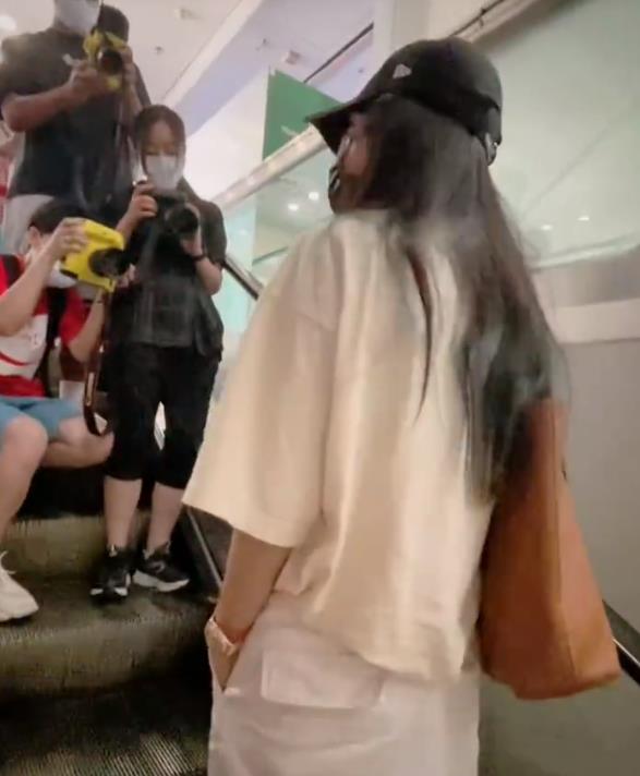 亲日辱华的赵薇现身机场,面部显老身材发福,身上淤青引网友议论