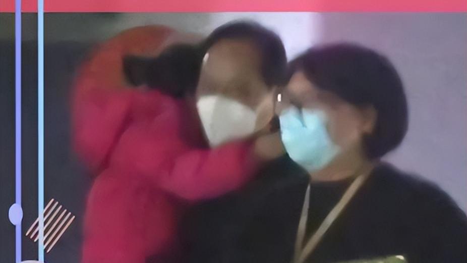 唐嫣|唐嫣父亲抱孙女现身医院！探望胡歌老婆显亲密，小糖糖颜值首曝光