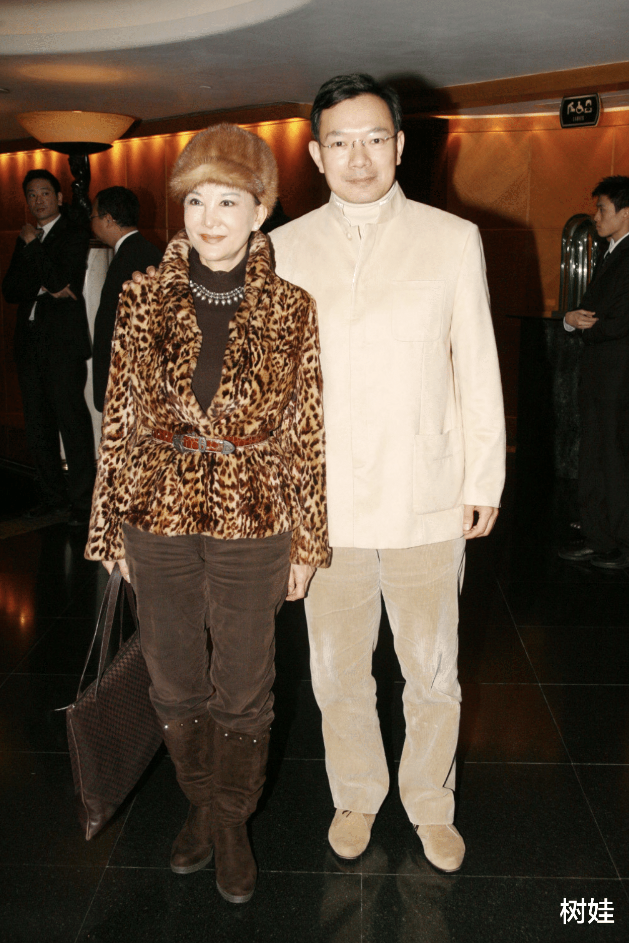 谢伟俊|78岁白韵琴出席友人寿宴,打扮精心难掩老态,小15岁丈夫贴身照顾