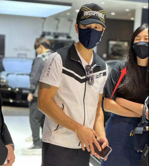 林丽莹|吴尊夫妇现身车展，林丽莹素颜戴口罩，小腹平坦没怀三胎