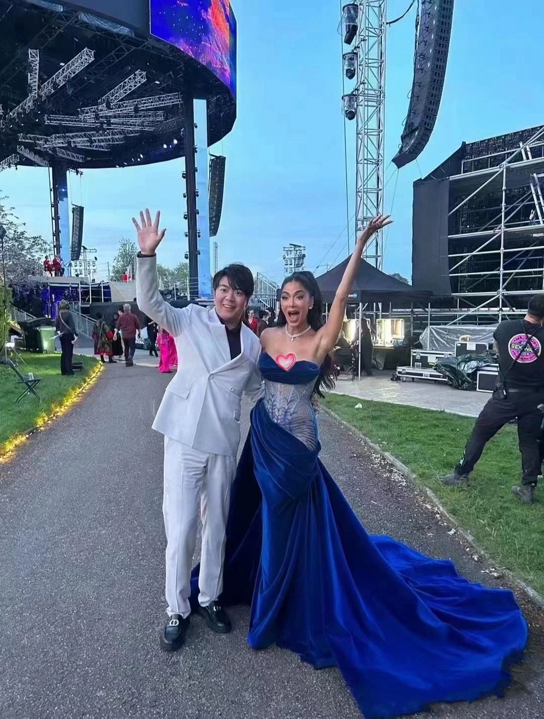 郎朗|郎朗与威廉罕同框，两人同龄同框似两代人，郎朗还挽着猫姐腰合影