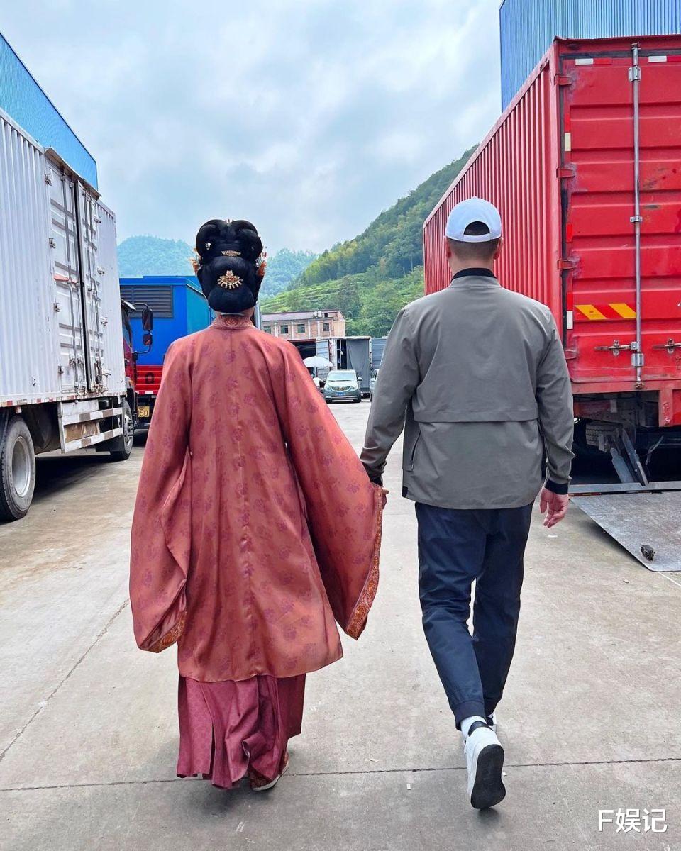 老公李乘德带儿子探班拍古装戏的胡杏儿 夫妻俩手牵手拍甜蜜合影