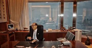 95岁李嘉诚现身灵隐寺,双腿暴瘦成麻杆,光看身形难以与富豪沾边