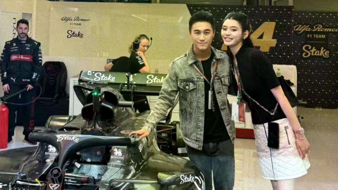 奚梦瑶何猷君亮相赛车场：夫妻甜蜜合照秀恩爱，何超欣同游很欢乐！