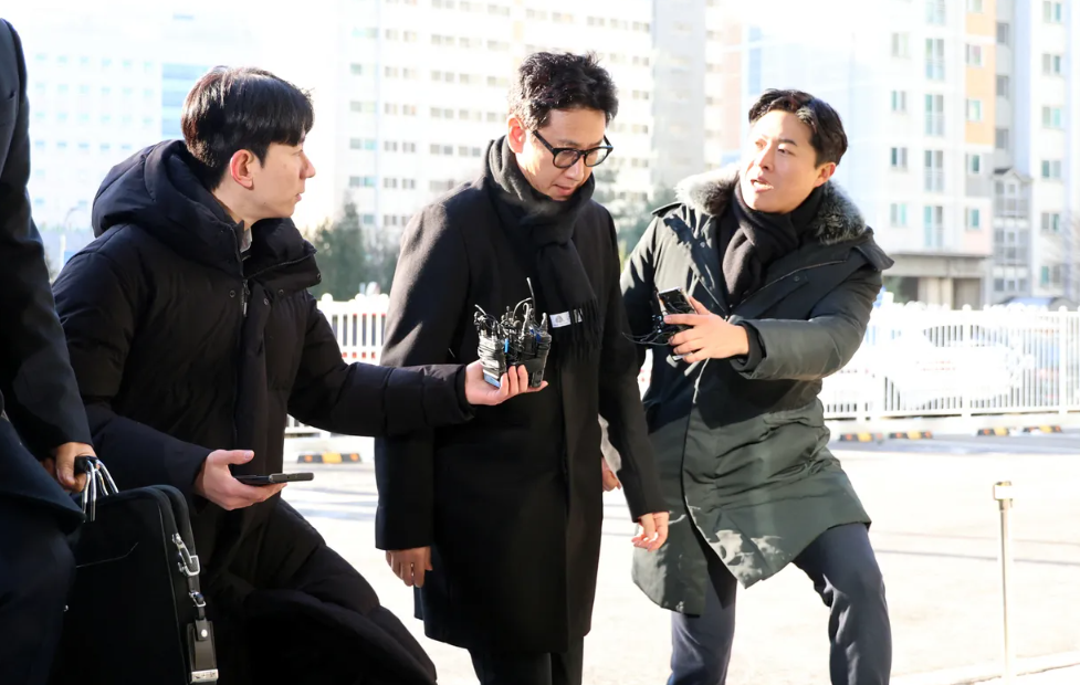 李善均含恨自杀，河正宇李政宰现身送别，敲诈他的A某跑路后被捕