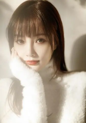 李小璐婚内出轨，沉寂2年后开始走擦边路线，网友：太恶心