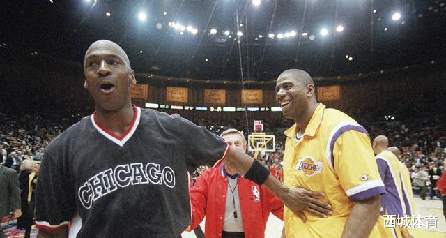 贾巴尔|15次在最佳阵容中脱颖而出是一件多么困难的事情？历史上只有四人做了这件事，乔丹魔术师也很可惜被淘汰