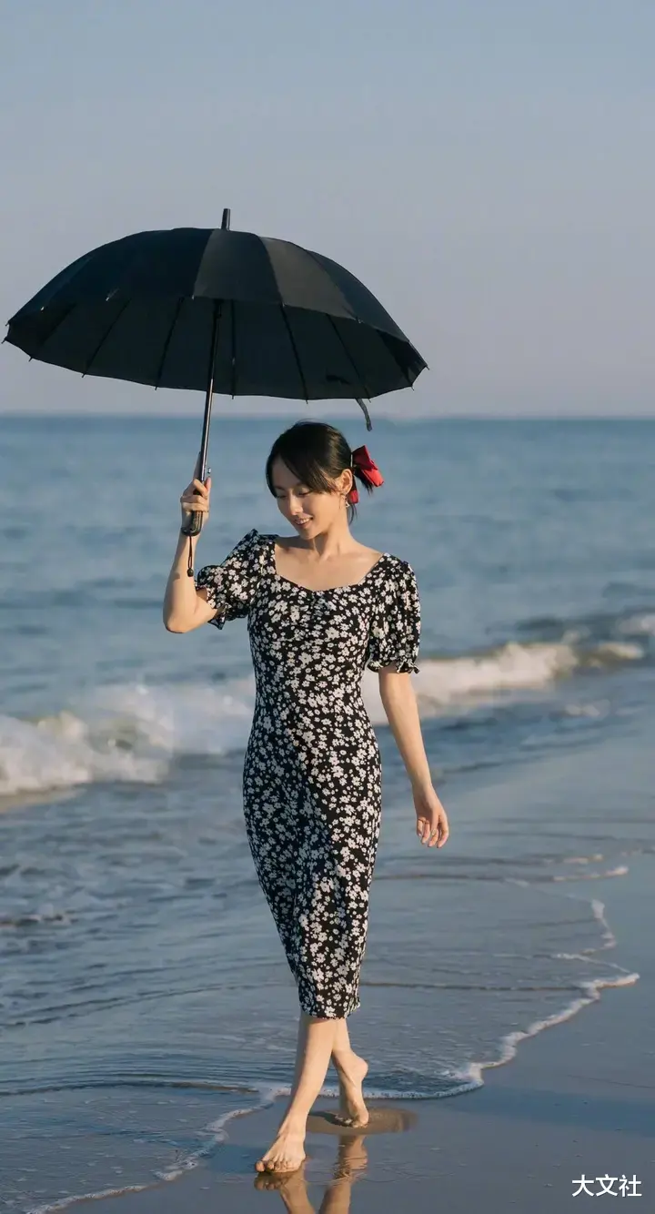 碎花裙 张嘉倪穿碎花裙海边凹造型，完美身材哪像俩娃的妈？