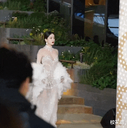 红毯造型直接翻车，塑料姐妹吵翻天了？