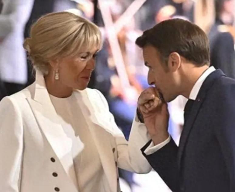 46岁的马克龙光着膀子，一脸宠溺握着70岁布丽吉特的脚脖子，好甜蜜