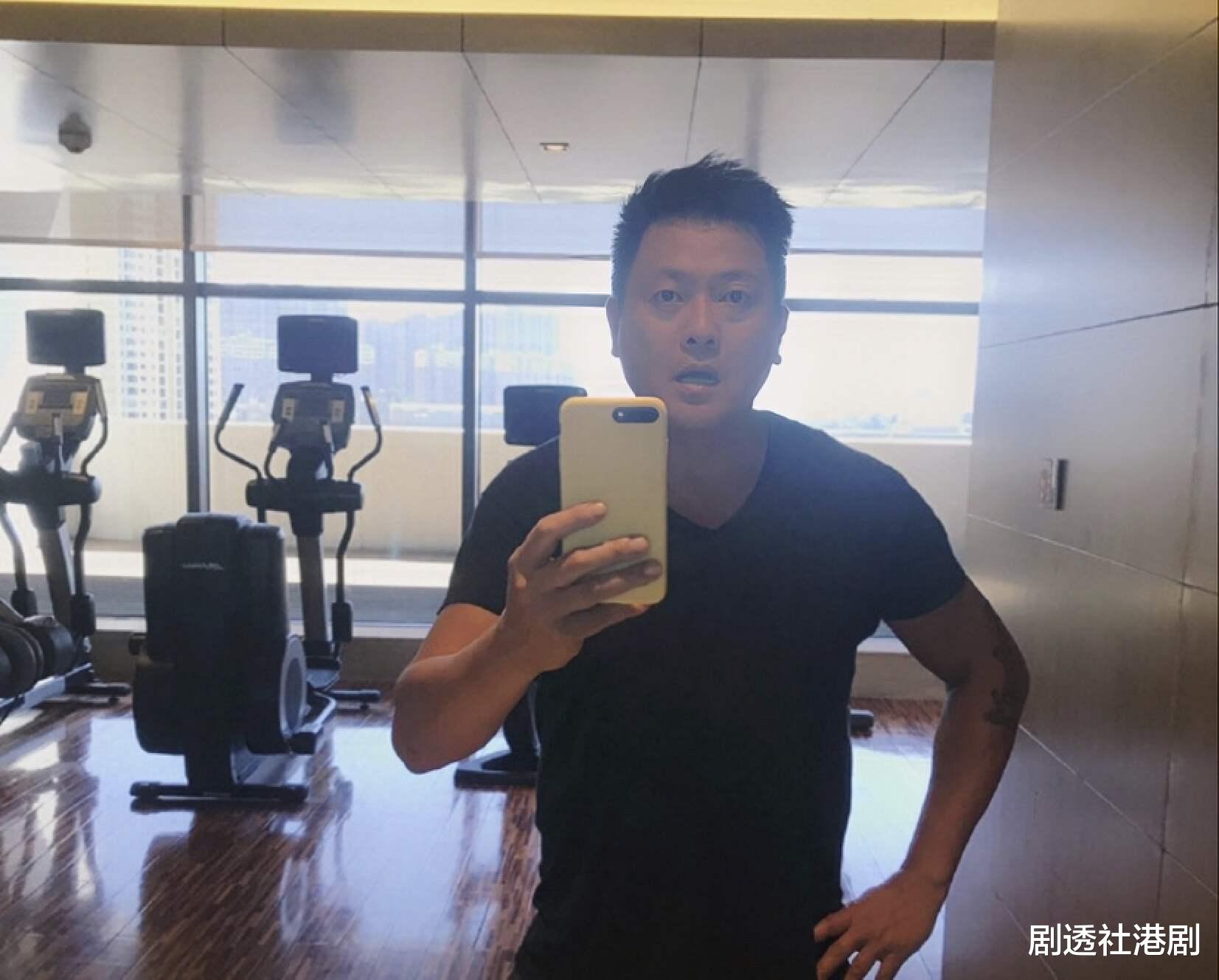 香港知名男星颜值回春,减肥40斤复出带货人气旺,成交金额破千万