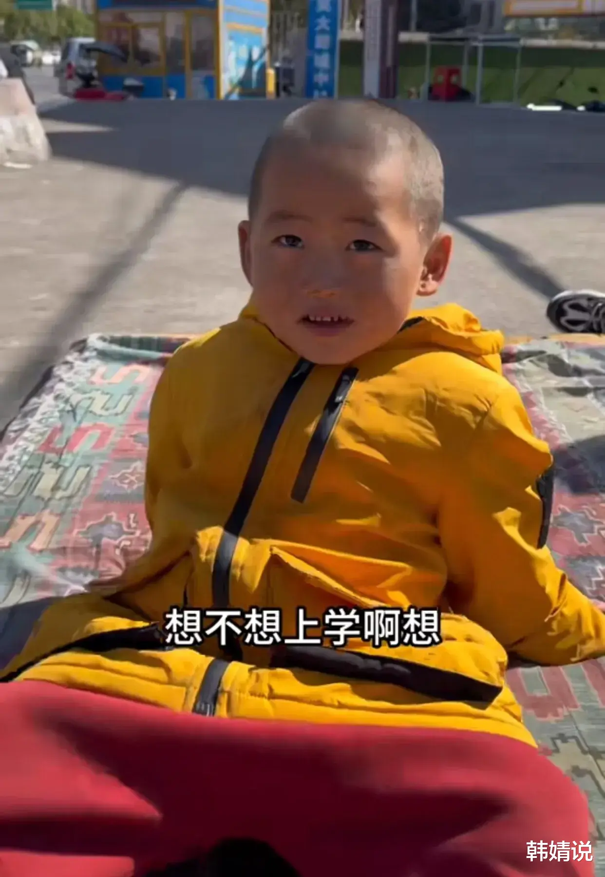 王子恩的18岁父亲现身，父子俩长得很像，都是圆头圆脑的脸型