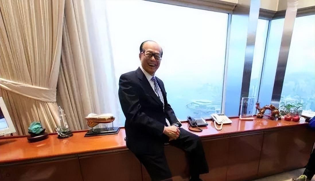 95岁李嘉诚现身灵隐寺,双腿暴瘦成麻杆,光看身形难以与富豪沾边