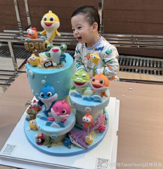 杨怡晒全家福为幼子庆生，2岁Eden大眼睛似爸爸，小珍珠亲吻弟弟