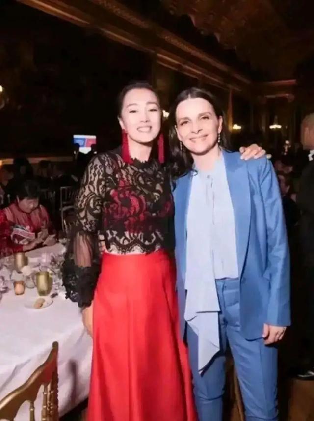 洪晃|张艺谋前女友与陈凯歌前妻同框,洪晃穿红裙像大妈巩俐贵气似女王