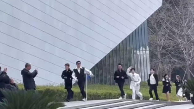 张大大|《跑男》成都路透，张大大baby甜蜜比心，1米75张大大暴露身高