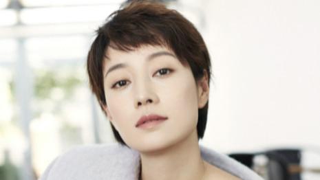 马伊琍|马伊琍彻底放飞自我，穿睡裙踩人字拖接女儿，太不把自己当明星了