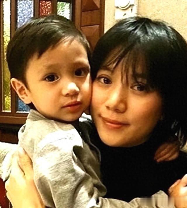 张智霖评论区沦陷:无爱的婚姻真可怕,自爆不用避孕套,1年吻1次