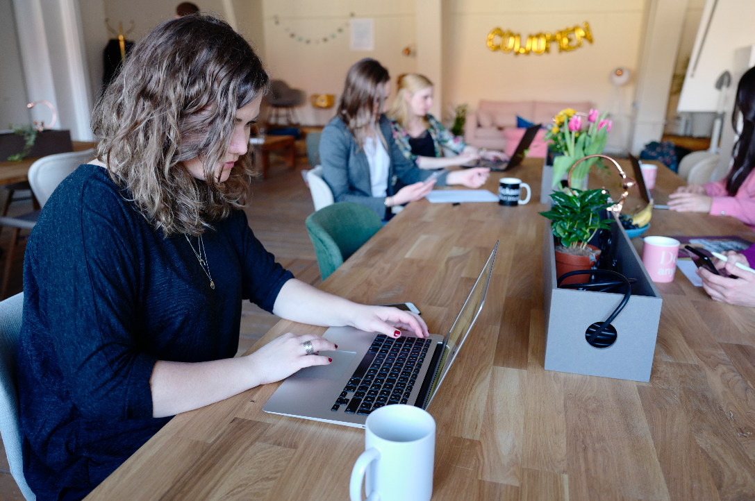 异性同事,会发展成情人,大多是从这些‘交往’开始的