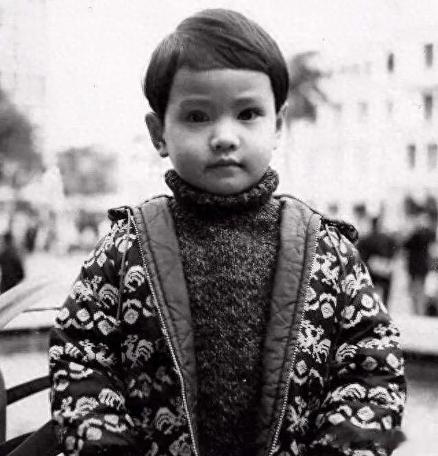 56岁周海媚亲身示范:到老都没有大妈感,她是如何做到的?