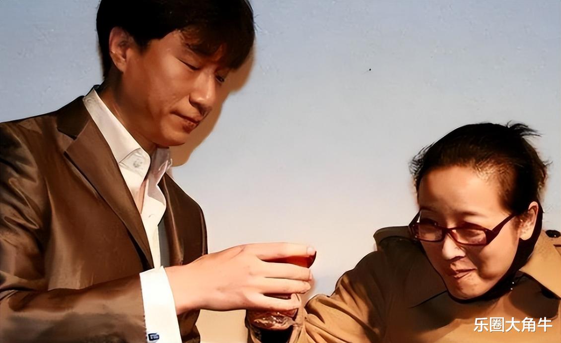 多次出轨小鲜肉，并在车内激吻，55岁的陈小艺已和丈夫分居11年