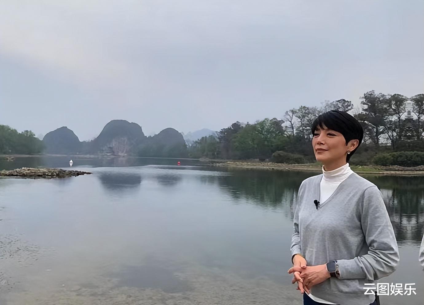 香港小姐|53岁知名港姐现身广西农村,戴草帽蹲地摘菜,打扮朴素难掩气质