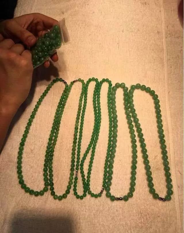 一块翡翠原石,竟切出数十条满绿手镯