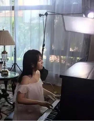 杨钰莹|51岁杨钰莹工地演出？舞台简陋人烟稀少，“玉女掌门人”太落魄