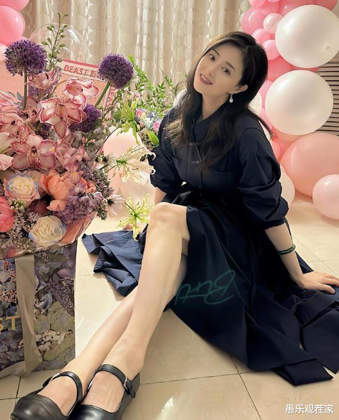 阿玛尼 40岁蒋欣晒美照，休闲装难掩“纸片”身材，瘦身后似20岁少女