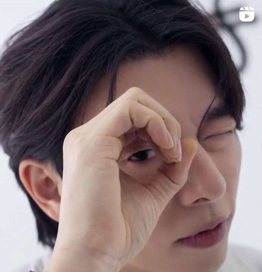 孔刘|韩国男演员孔刘近日一段为时尚媒体拍的影片,穿着白衬衫搭配西裤