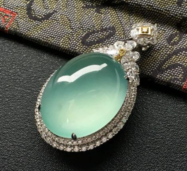 翡翠|蓝水静谧晴水淡雅,两种翡翠名字相似,风格却各有千秋
