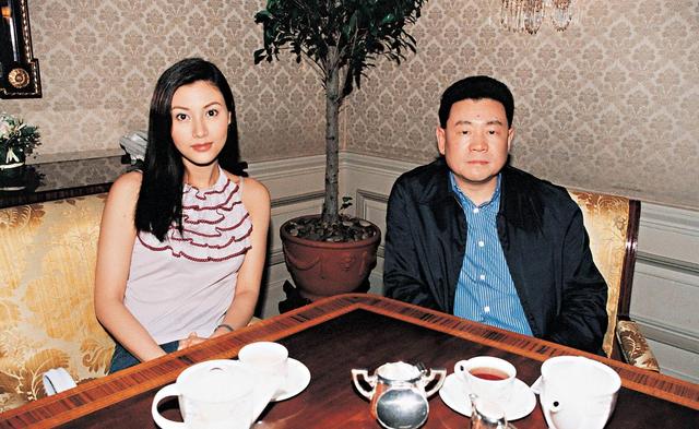 71岁刘銮雄宣布全部财产转给儿子刘鸣炜，联手将甘比踢出局