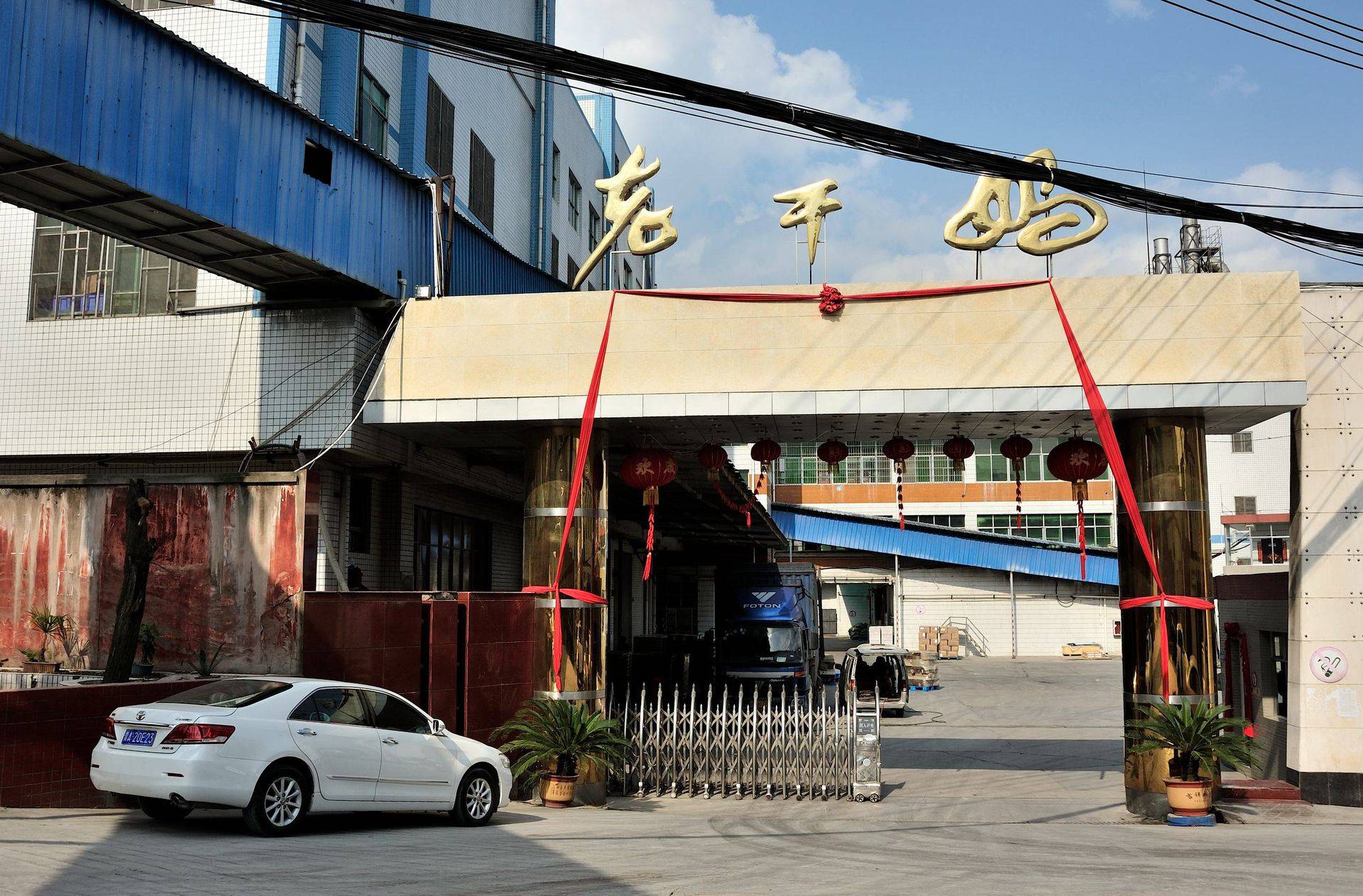 老干妈|老干妈出货量暴跌一半，陶华碧亲自出山不管用了？