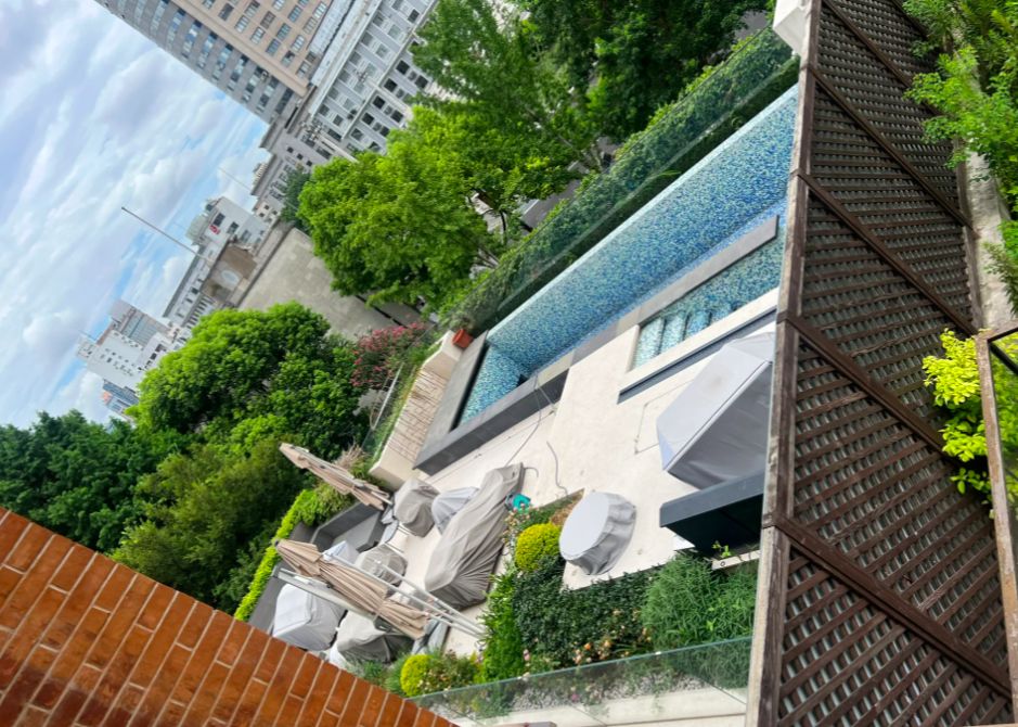 黄晓明2个亿豪宅罕见曝光,特意给爱游泳的小海绵修了超大游泳池