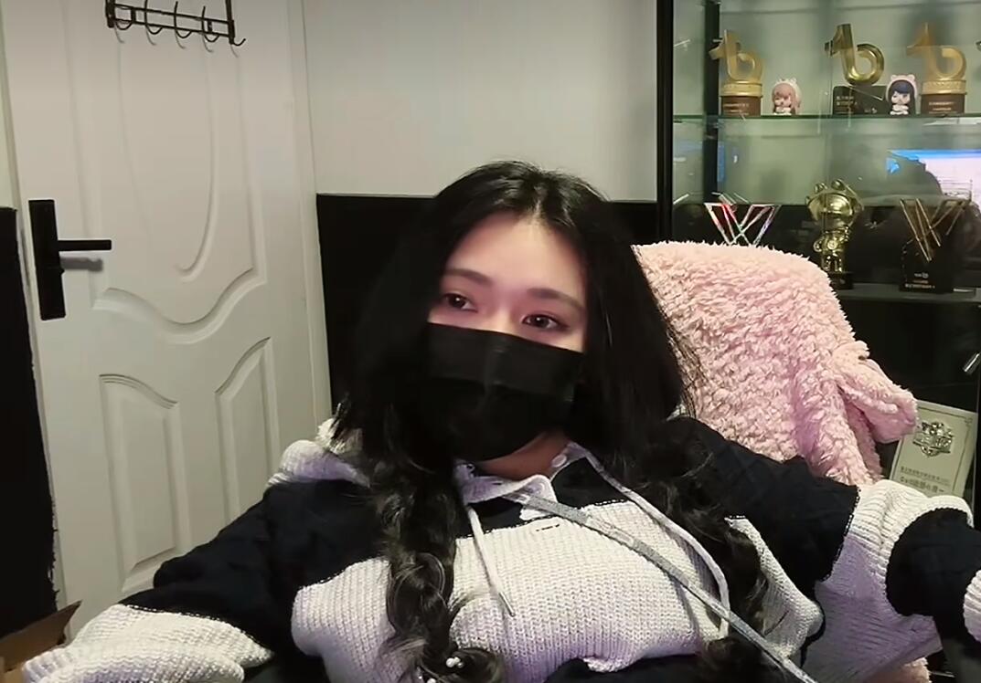 一条小团团|小团团直播展示减肥成果，水友却都在调侃她从出生就戴着口罩