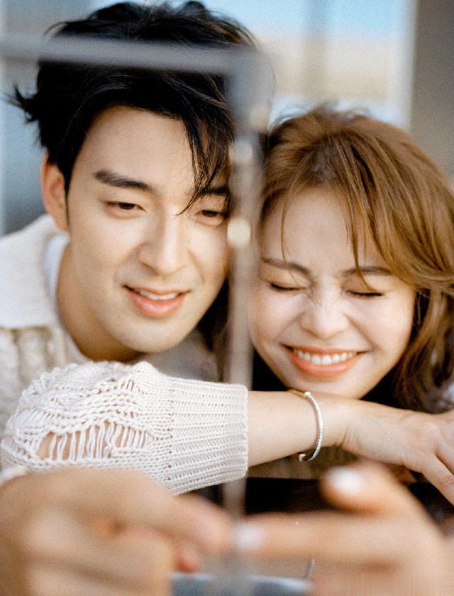 歌手李铢衔晒婚纱照官宣结婚，曾参加《披荆斩棘的哥哥》