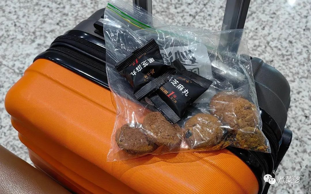 |何家劲晒60元一份的高铁盒饭火了，红烧肉很吸睛，网友：看着挺香