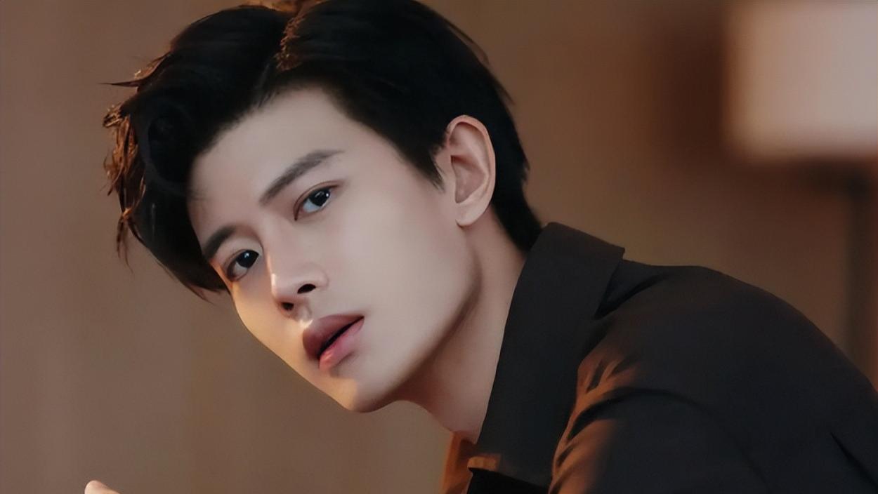 任嘉伦出轨门升级！曝孕期找三在138元酒店欢乐，事后买2等座送走