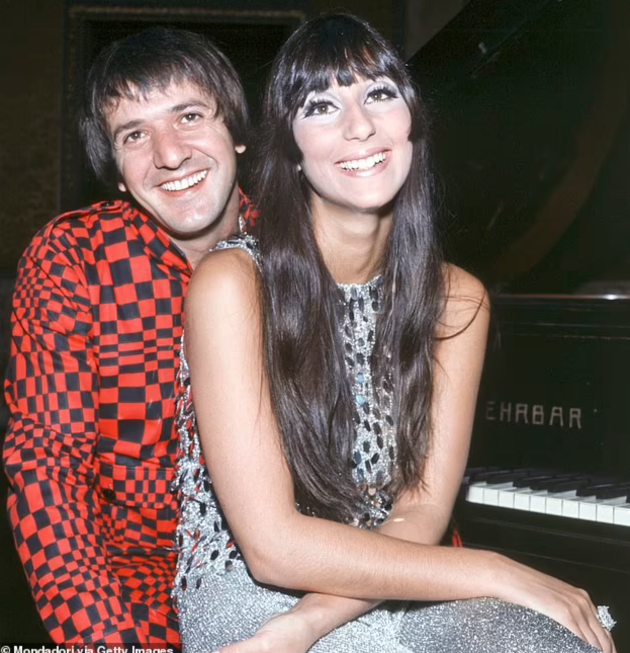 雪儿|传奇巨星雪儿和小40岁的男友牵手赴晚宴，男友曾称不忠是其本性