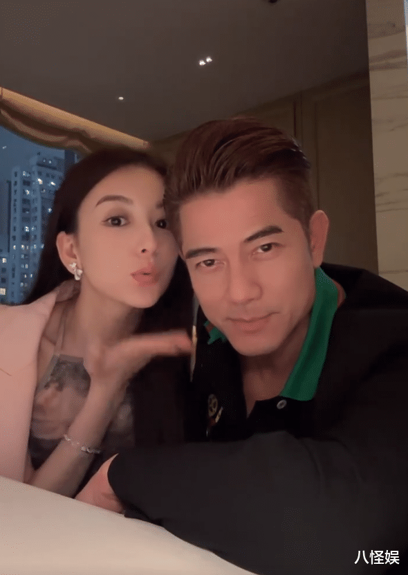 郭富城陪方媛飞伦敦给女儿买衣服,又壕又贴心,58岁帅如年轻小伙