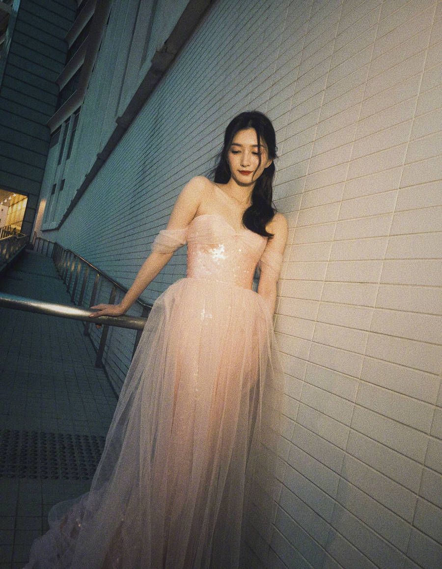 江疏影仙女般的魅力！九宫格工作照告别六月